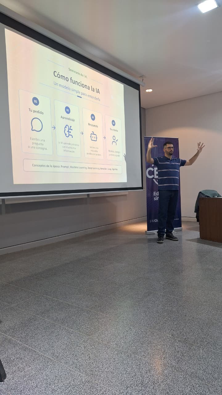 Explicación durante un seminario de inteligencia artificial