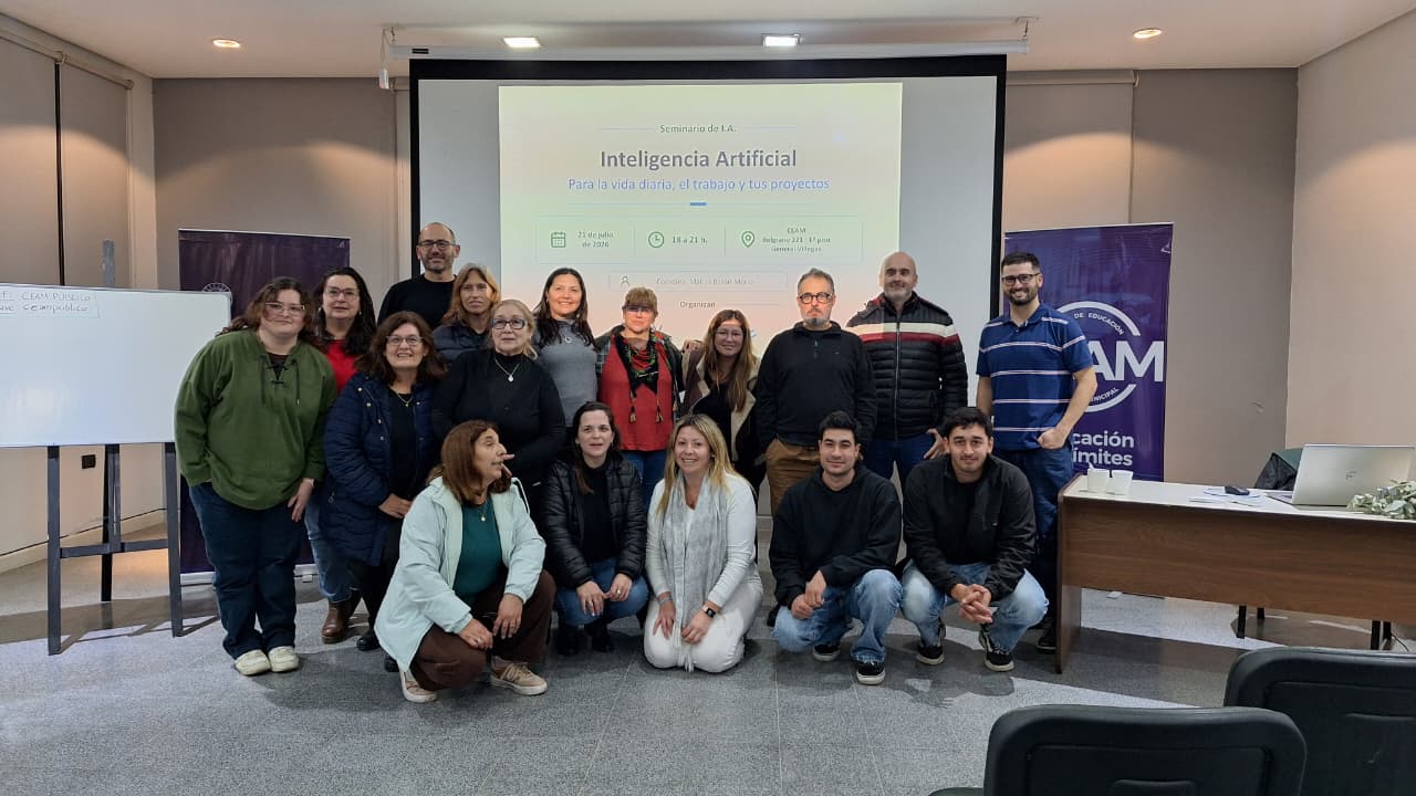 Grupo participante de un seminario de inteligencia artificial de Triborea