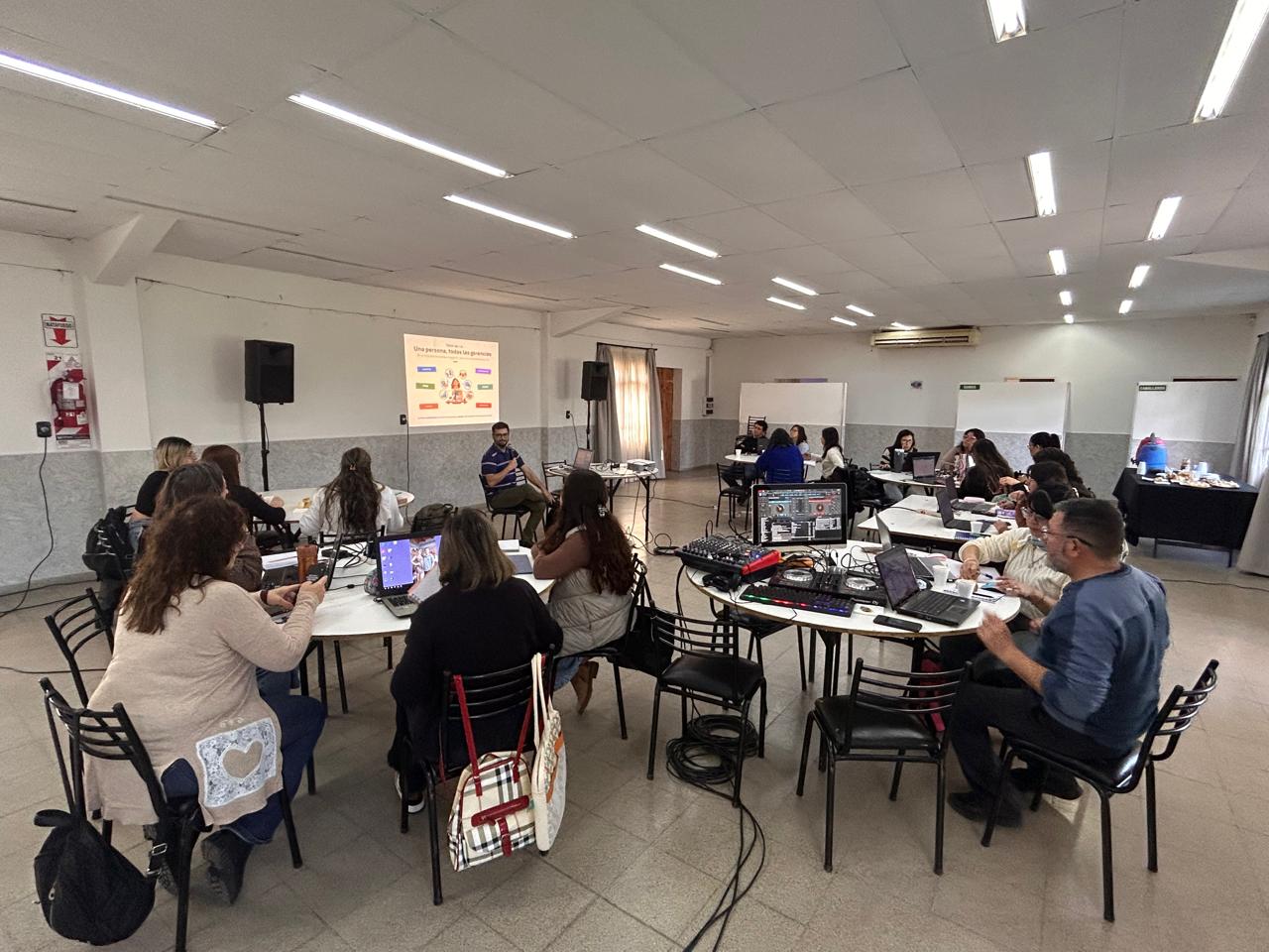 Audiencia de espaldas trabajando en el taller de Las Higueras