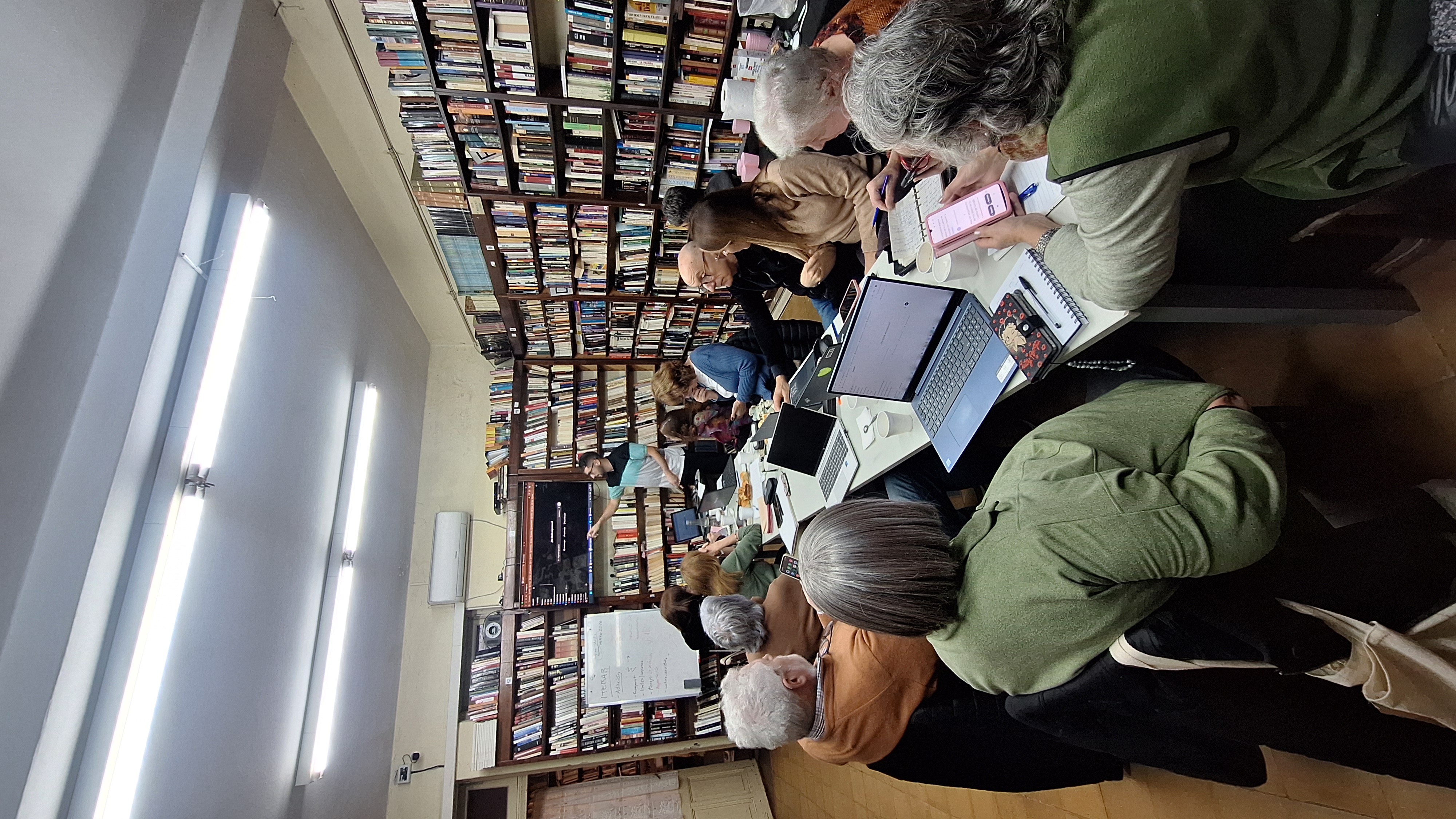 Taller práctico de Triborea con participantes trabajando y una explicación en vivo